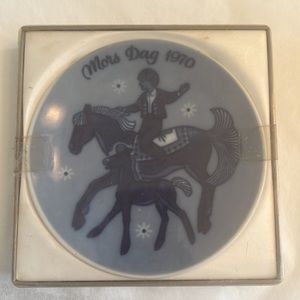 Porsgrund Mors Dag wall plate 1973 blue and white Excellent Condition. 
B#64